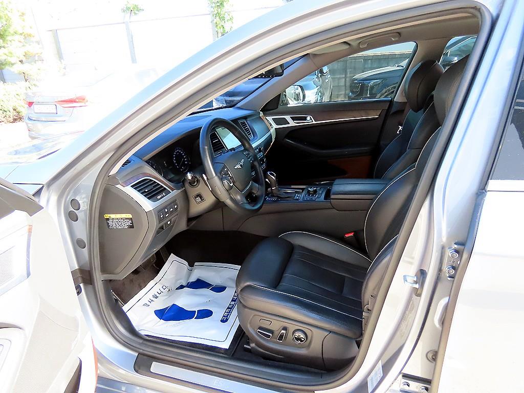 HYUNDAI Genesis - Vista 5