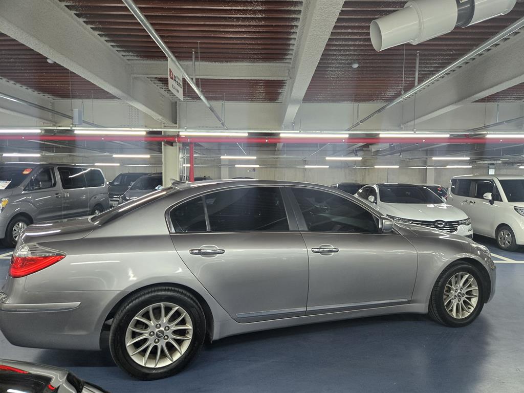 HYUNDAI Genesis - Vista 4