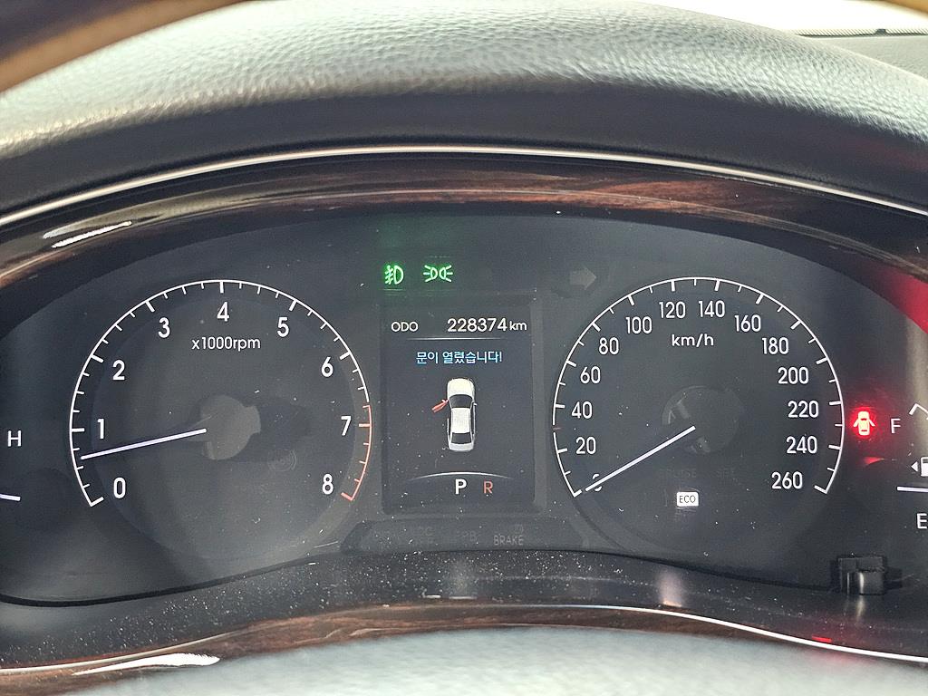 HYUNDAI Genesis - Vista 7