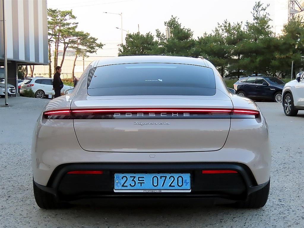 Porsche Taycan - Vista 4