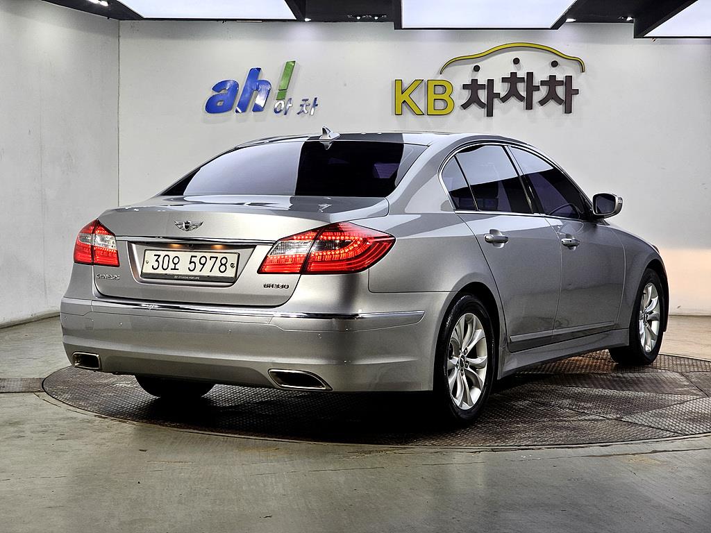 HYUNDAI Genesis - Vista 4