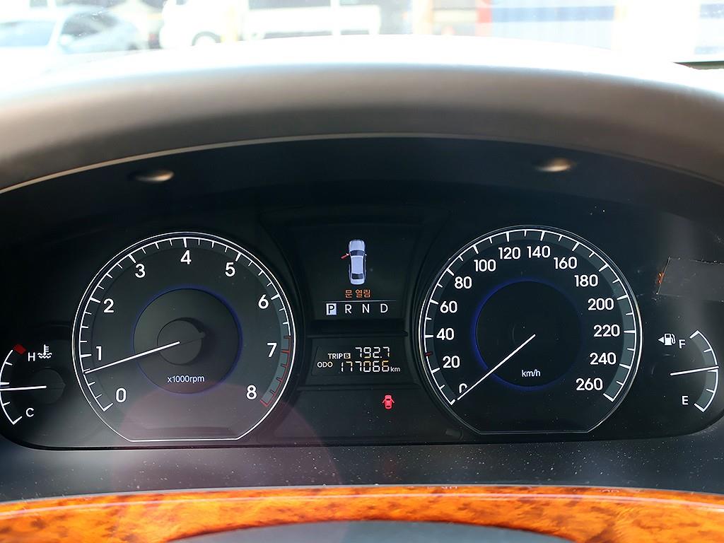 HYUNDAI Equus - Vista 11