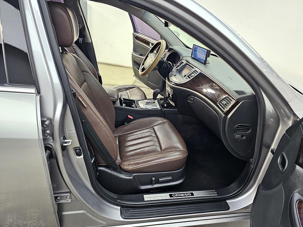 HYUNDAI Genesis - Vista 11