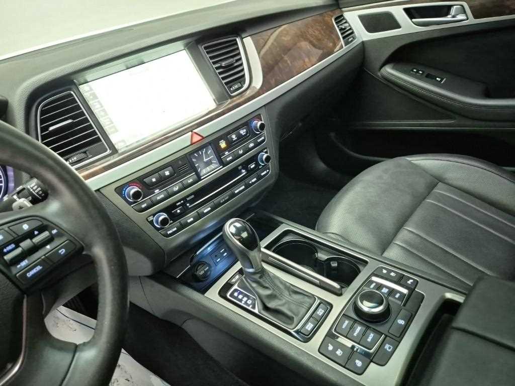 HYUNDAI Genesis - Vista 10