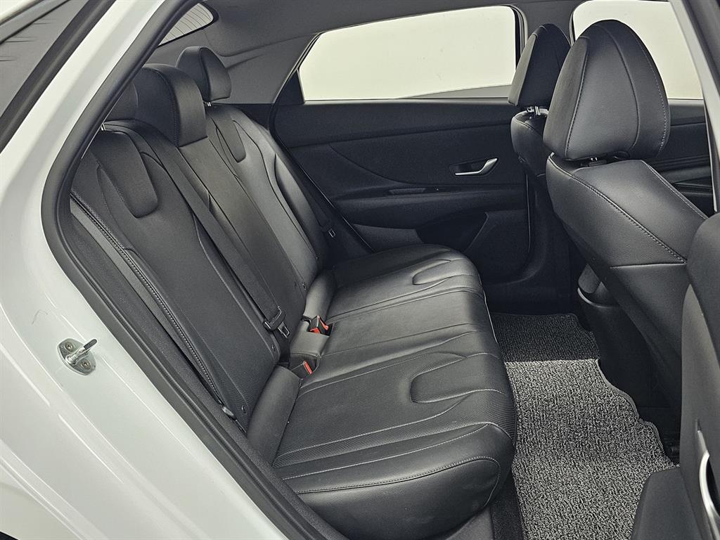 HYUNDAI Avante - Vista 10