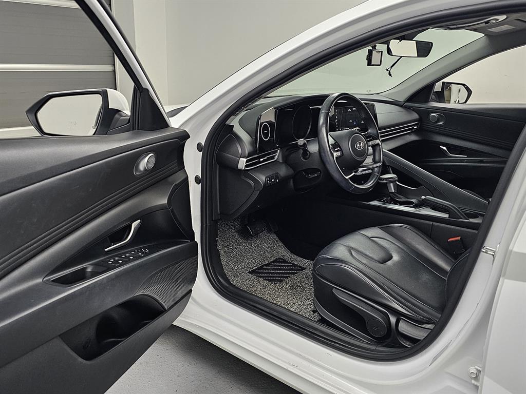 HYUNDAI Avante - Vista 9