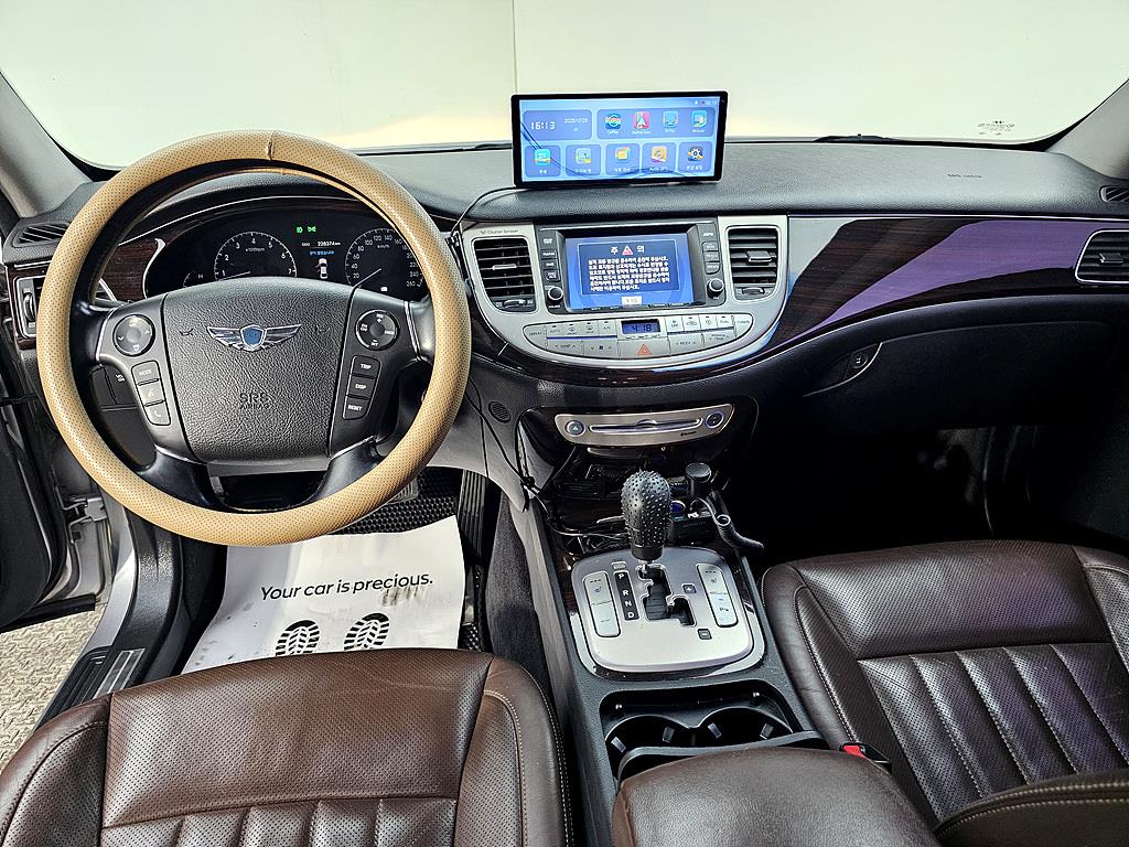 HYUNDAI Genesis - Vista 5