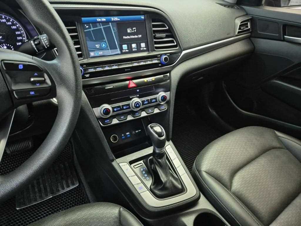 HYUNDAI Avante - Vista 10