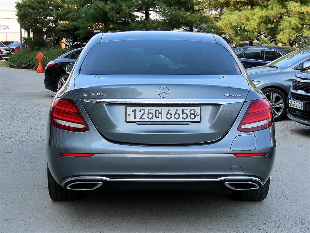 Mercedes Benz E class - Vista 4
