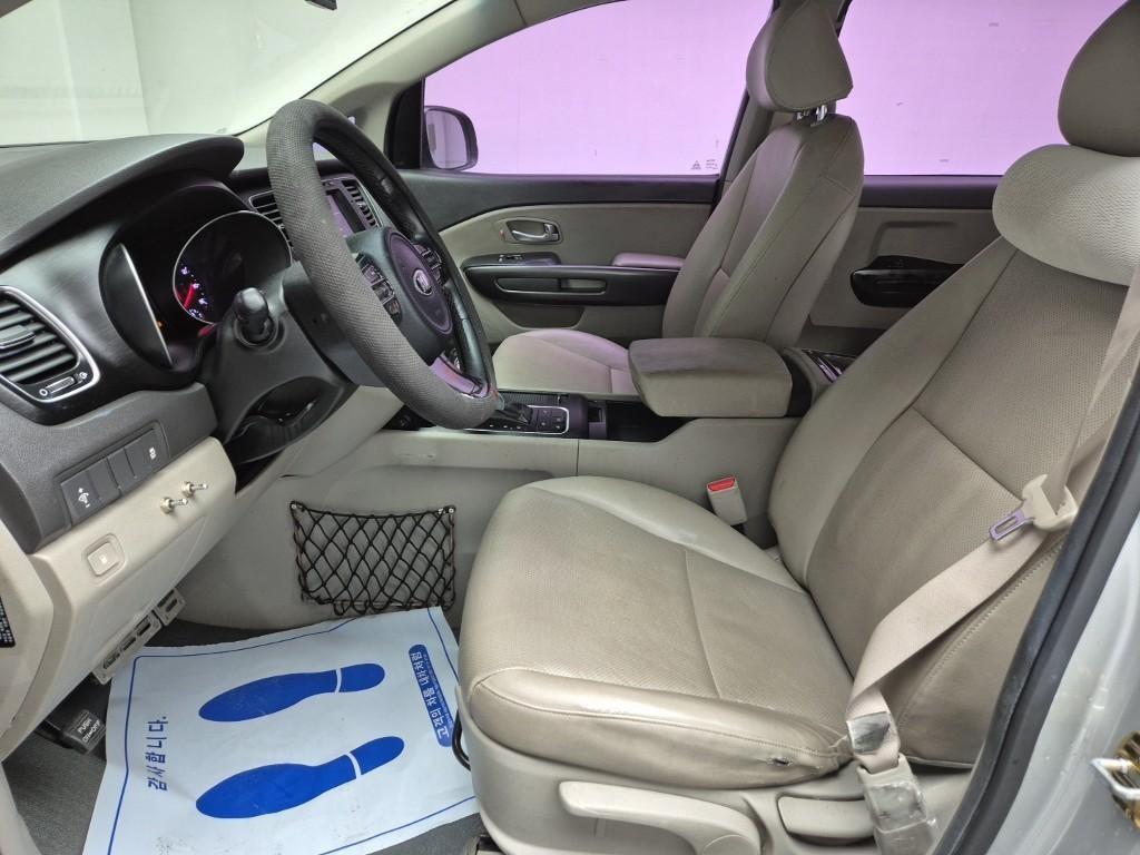 KIA Carnival - Vista 11