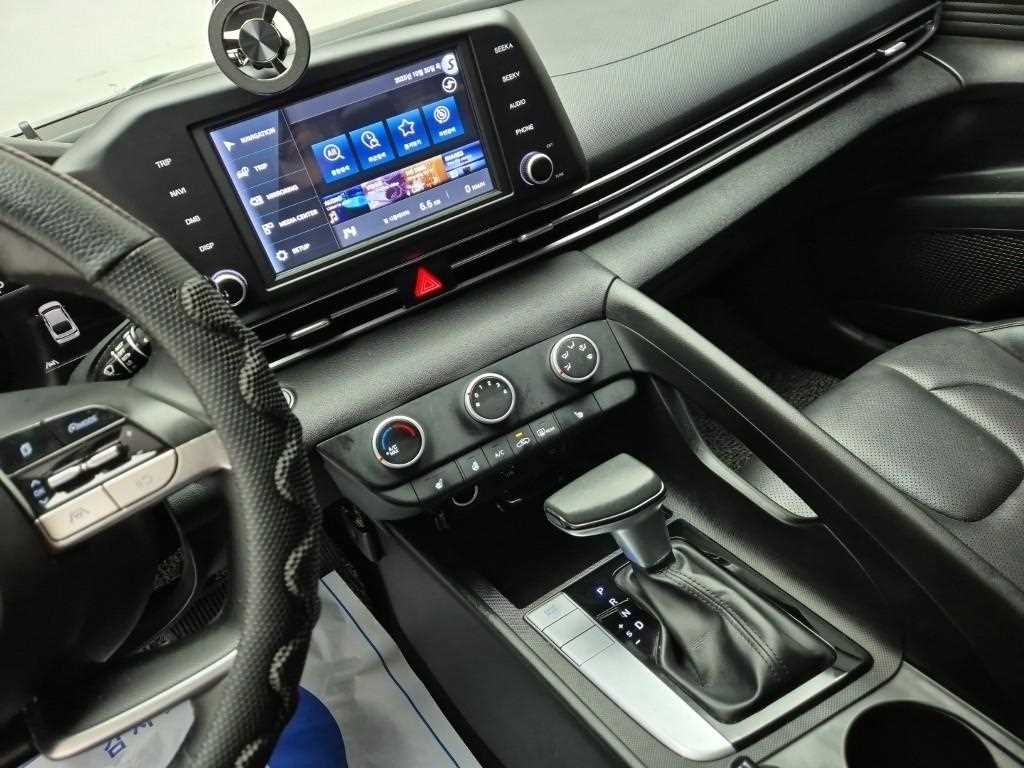 HYUNDAI Avante - Vista 10