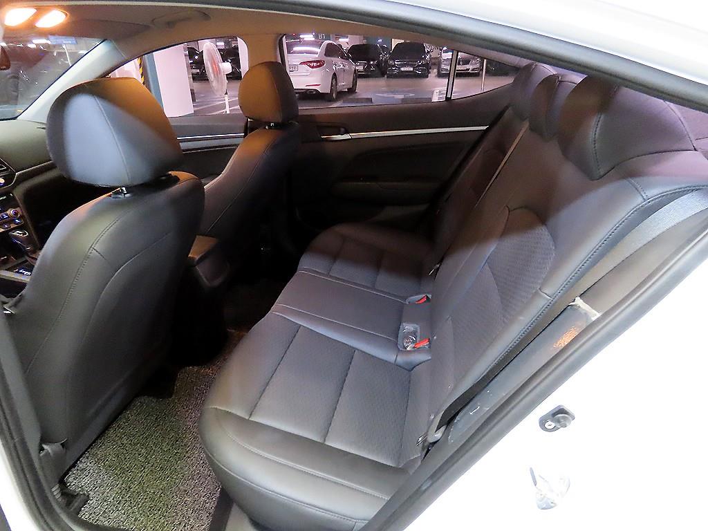 HYUNDAI Avante - Vista 7