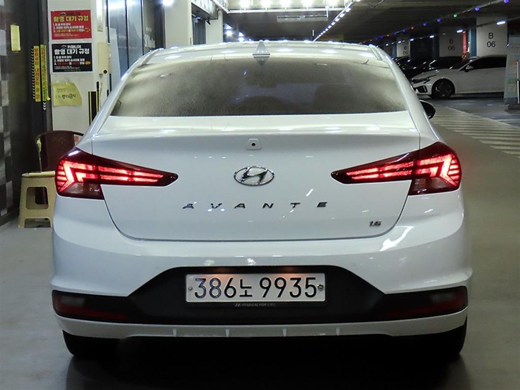 HYUNDAI Avante - Vista 5