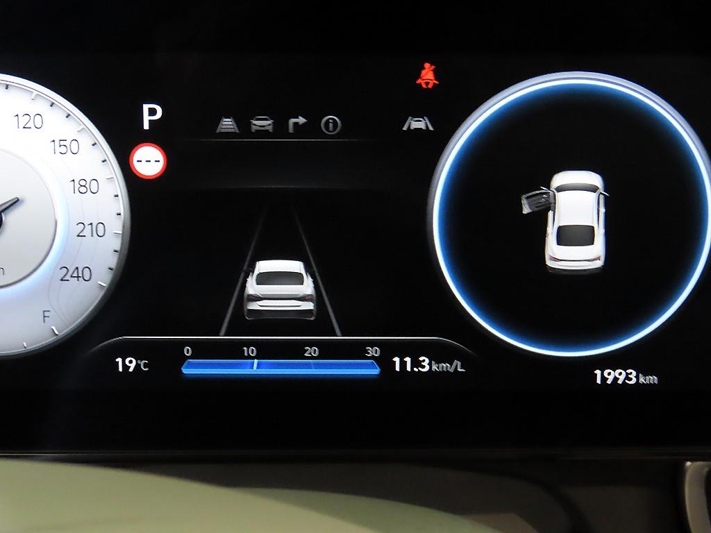 HYUNDAI Avante - Vista 9