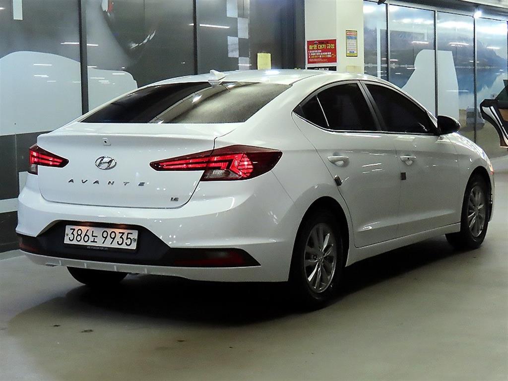 HYUNDAI Avante - Vista 4
