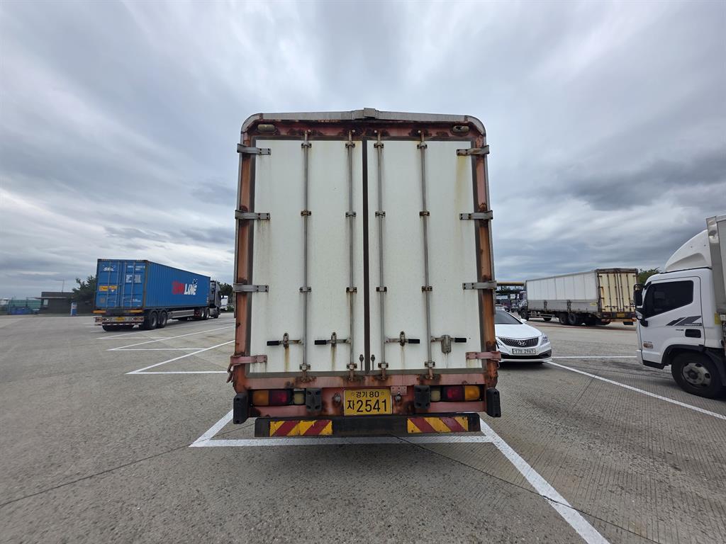 medium and large cargo truck - Vista 6