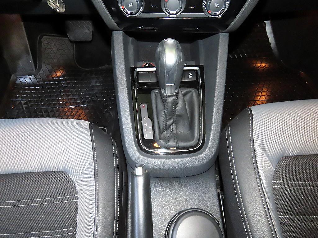 Volkswagen Jetta - Vista 12