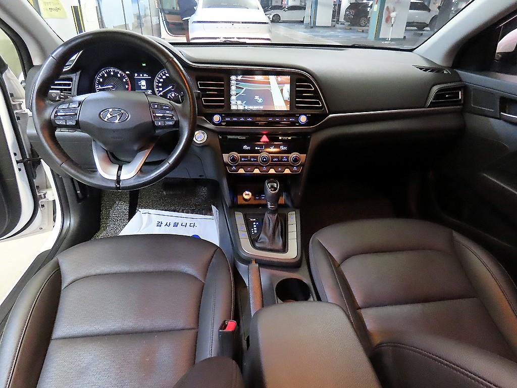 HYUNDAI Avante - Vista 10