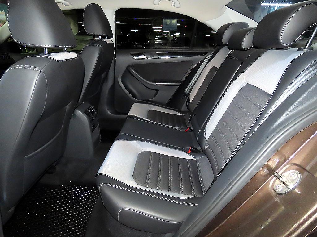 Volkswagen Jetta - Vista 7