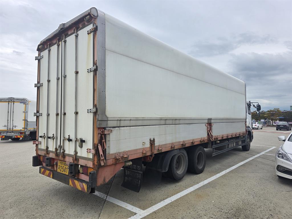 medium and large cargo truck - Vista 7