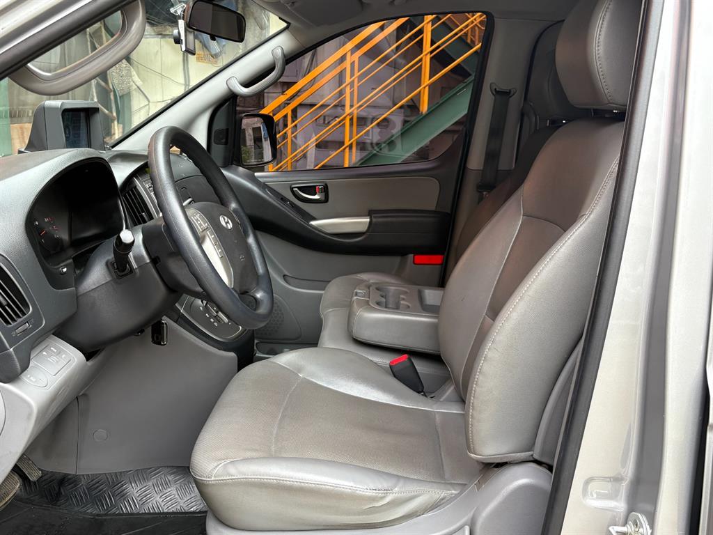 HYUNDAI Starex - Vista 10