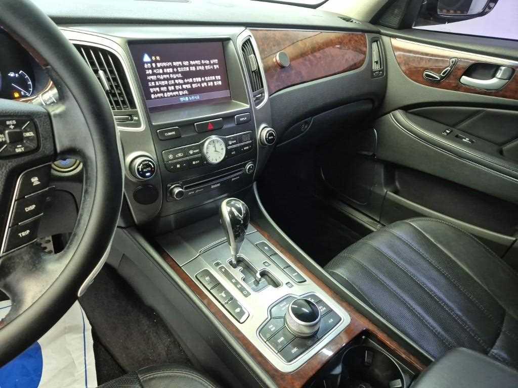 HYUNDAI Equus - Vista 10