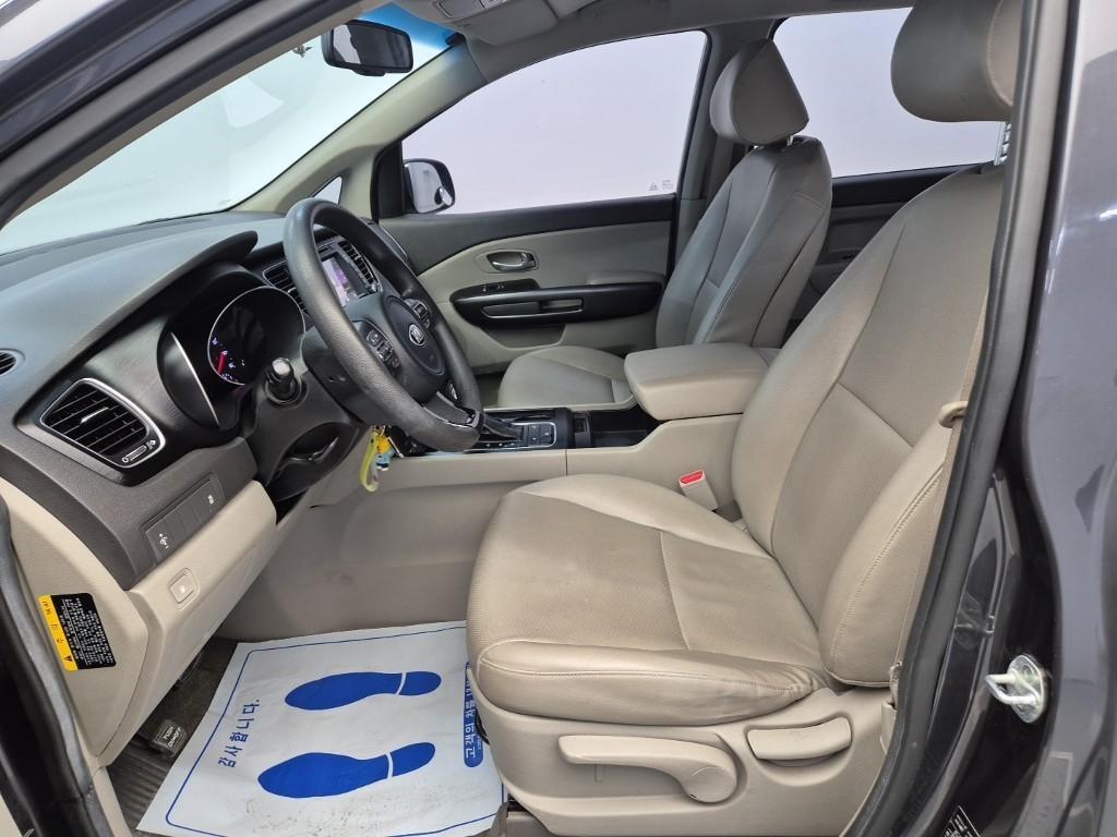 KIA Carnival - Vista 11