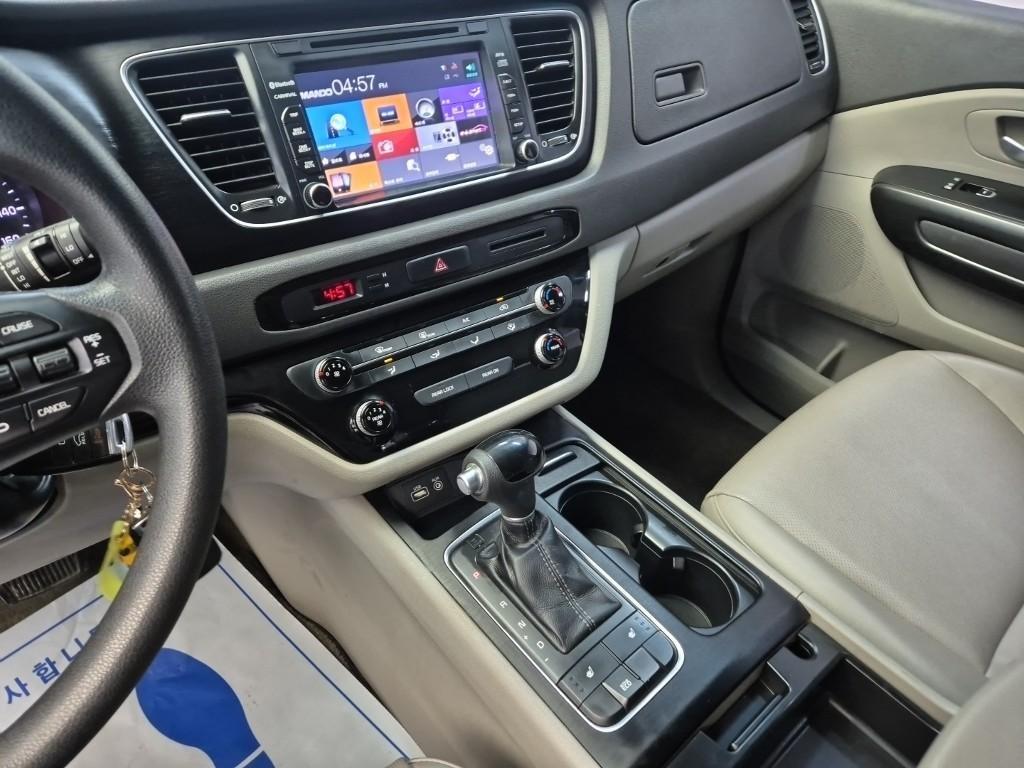 KIA Carnival - Vista 10