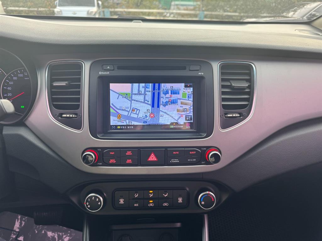 KIA Carens - Vista 11