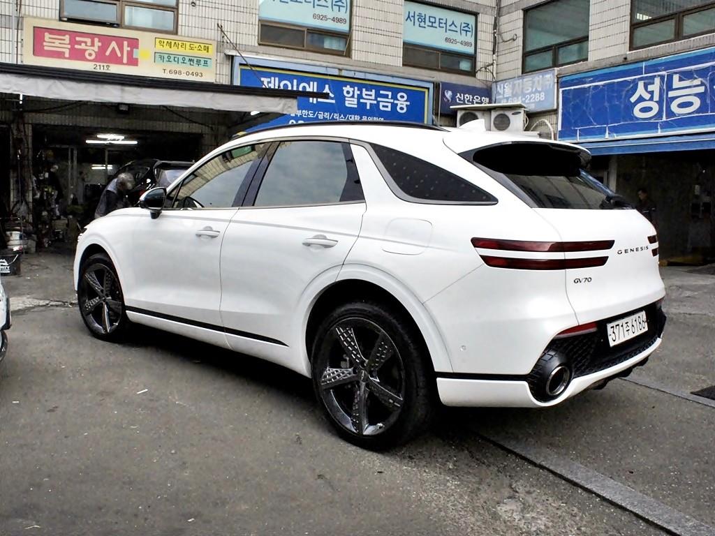 Genesis GV70 - Vista 7