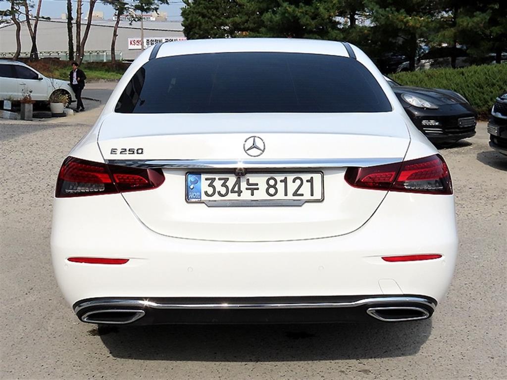 Mercedes Benz E class - Vista 4