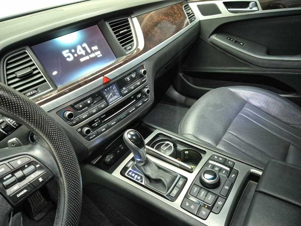 HYUNDAI Genesis - Vista 10
