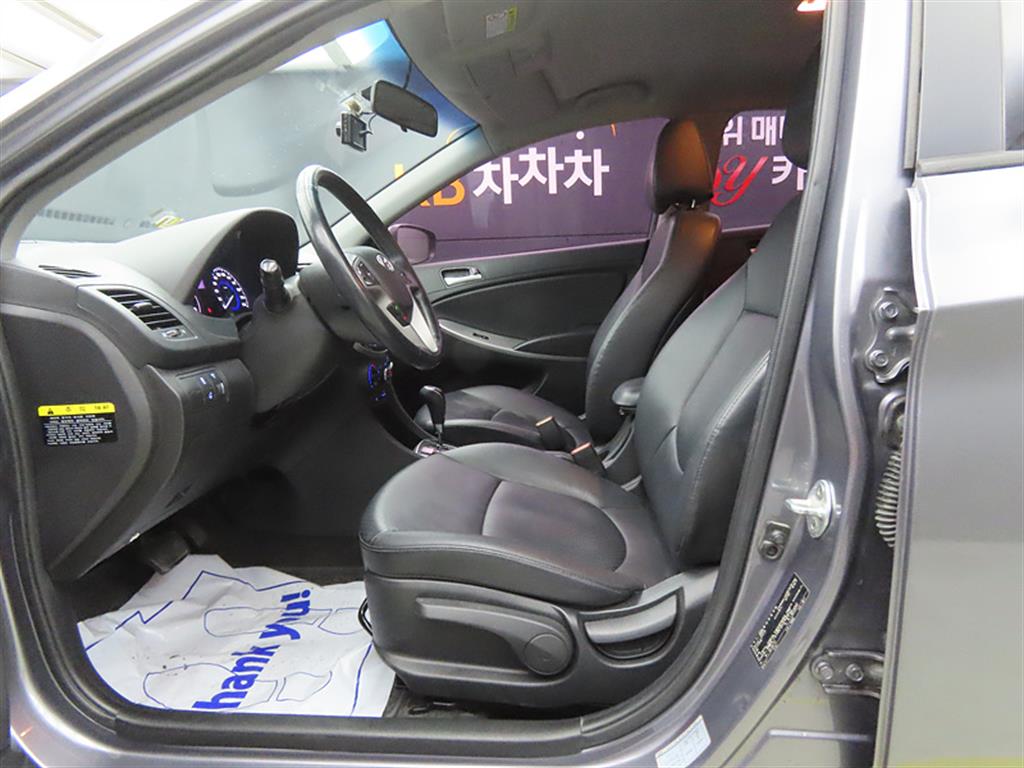 HYUNDAI Accent - Vista 5