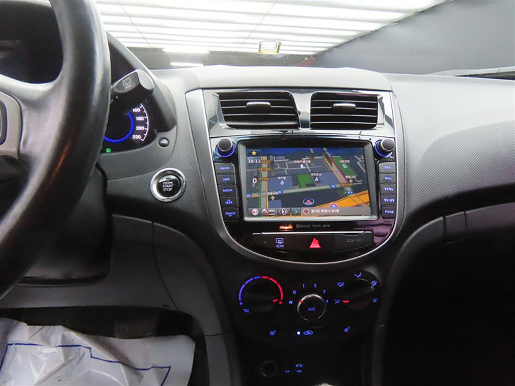 HYUNDAI Accent - Vista 12