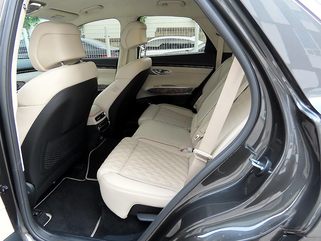 Genesis GV70 - Vista 6