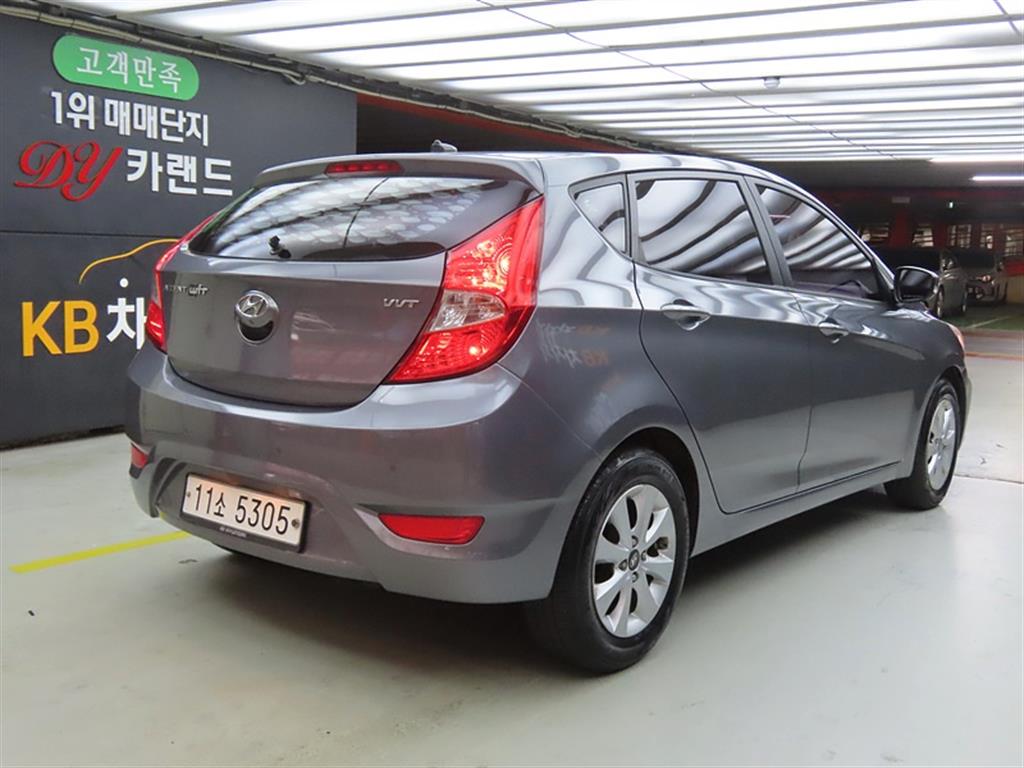 HYUNDAI Accent - Vista 4
