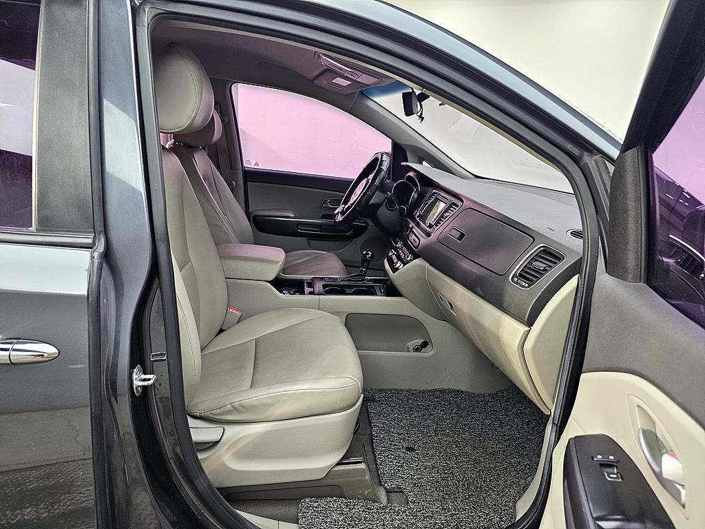 KIA Carnival - Vista 11