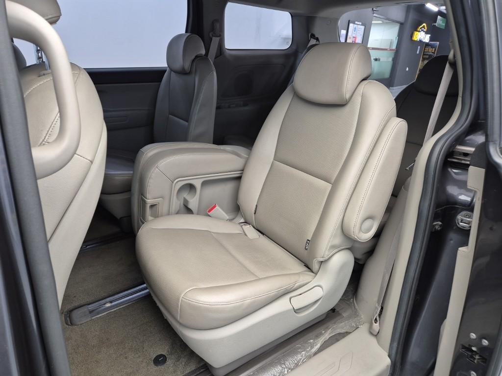 KIA Carnival - Vista 12