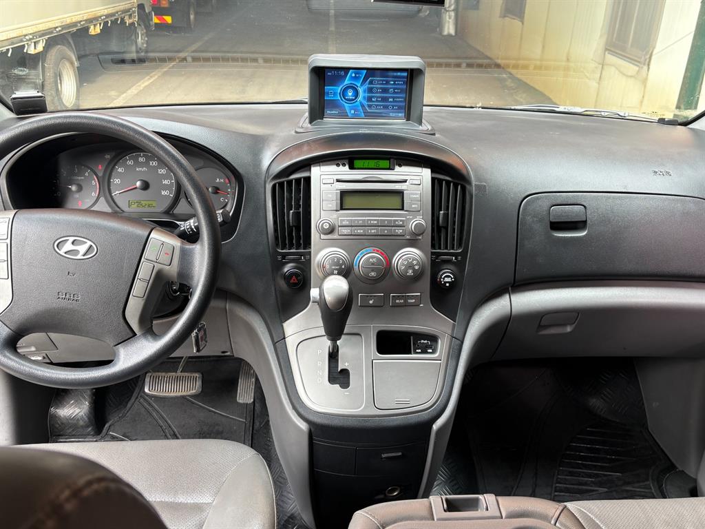 HYUNDAI Starex - Vista 5