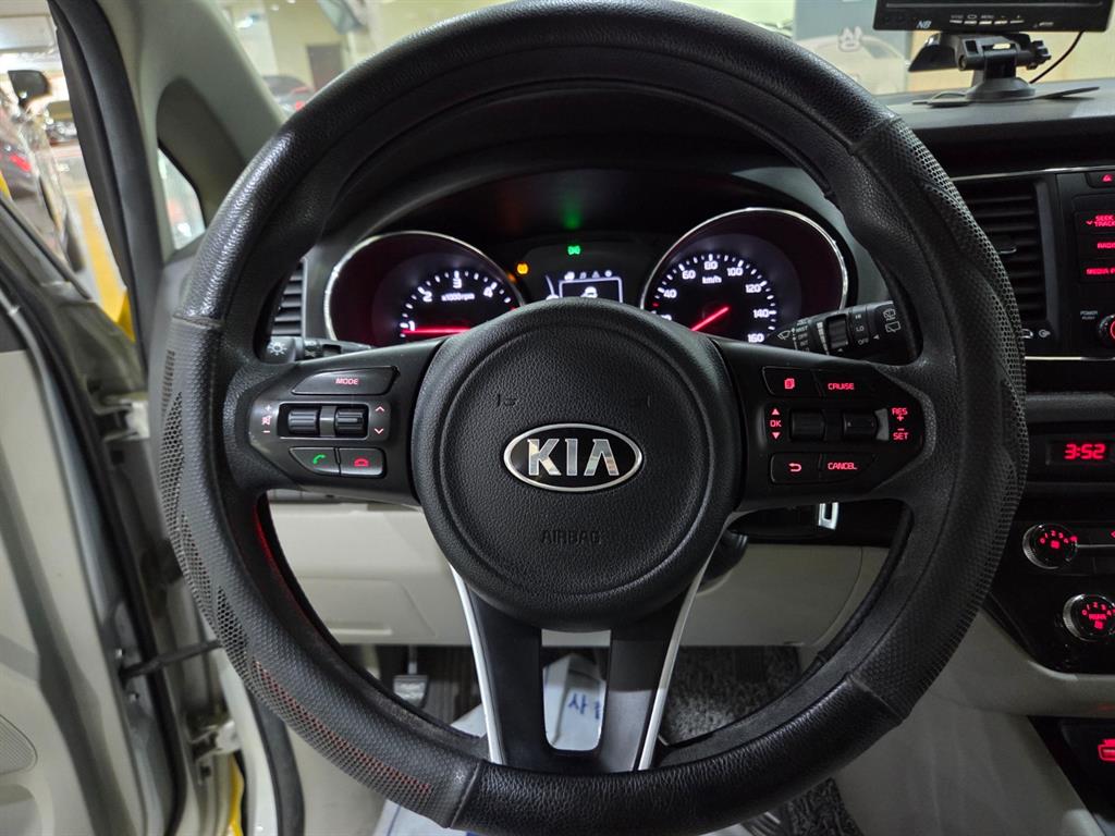 KIA Carnival - Vista 10