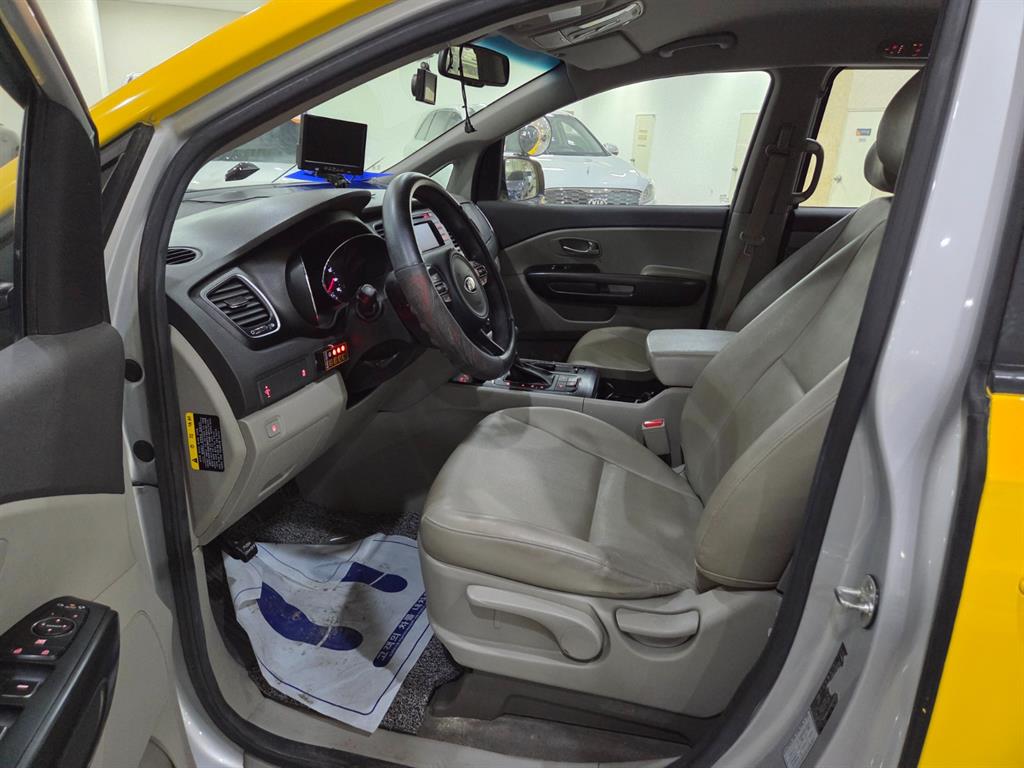 KIA Carnival - Vista 6