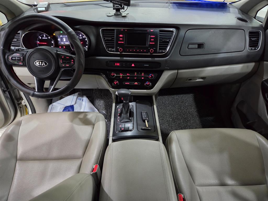 KIA Carnival - Vista 9