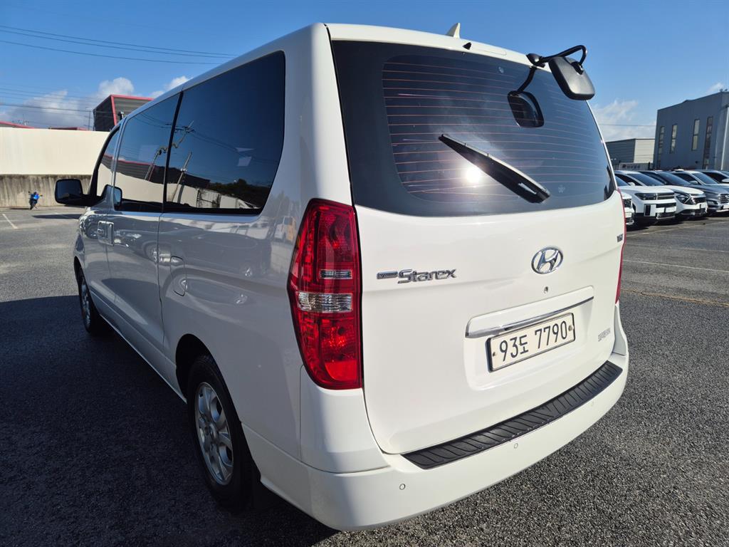 HYUNDAI Starex - Vista 6