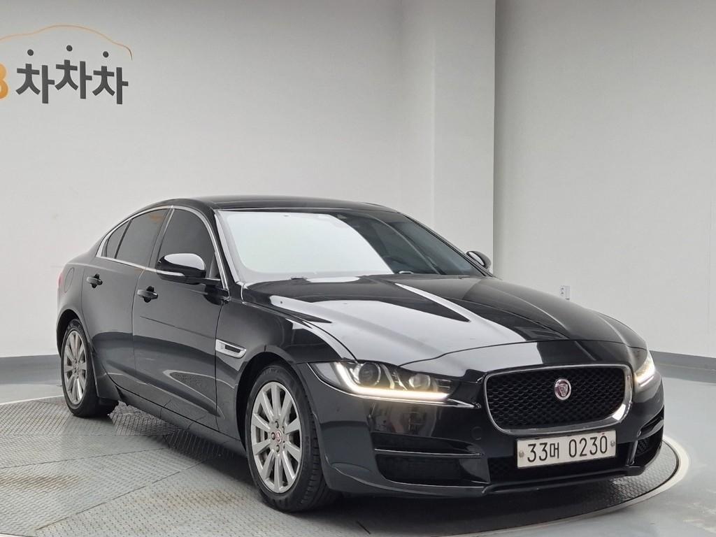 Jaguar XE - Vista 4