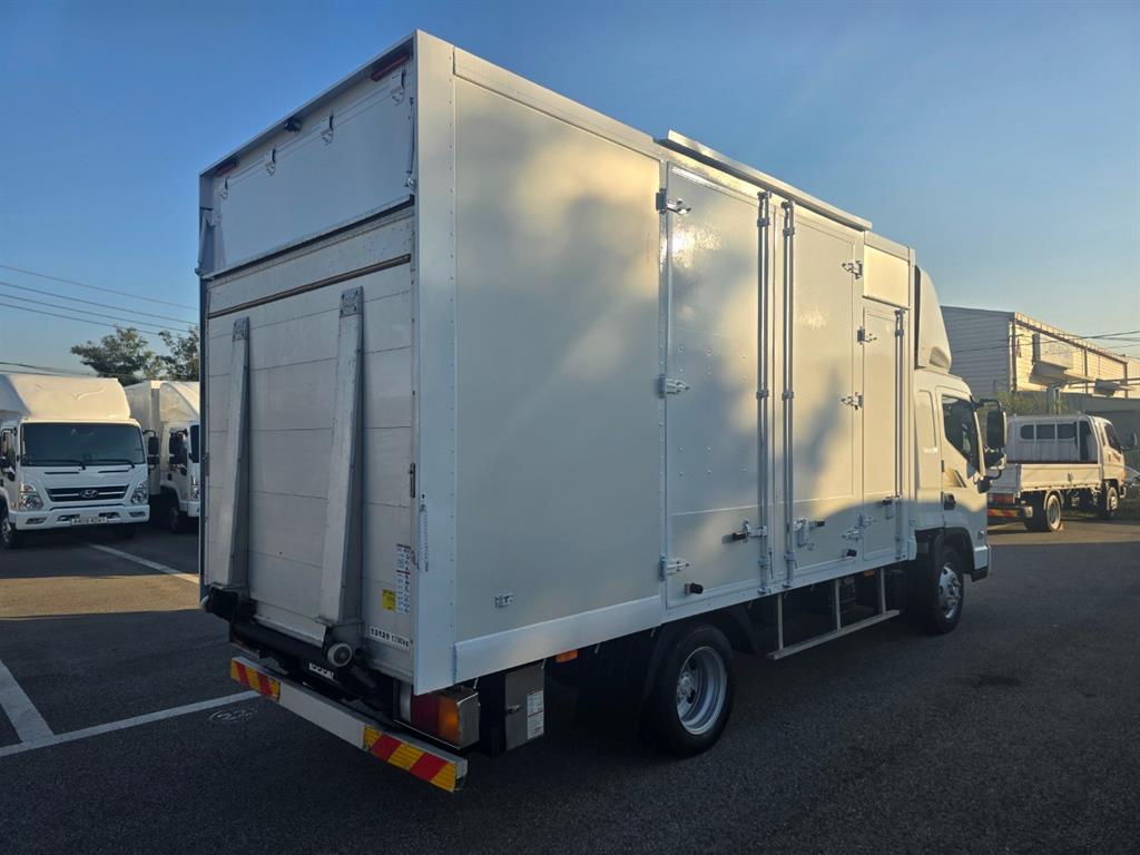 medium and large cargo truck - Vista 6