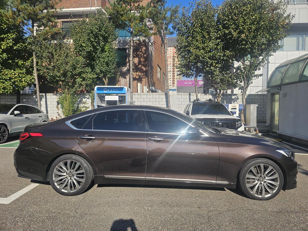 HYUNDAI Genesis - Vista 4