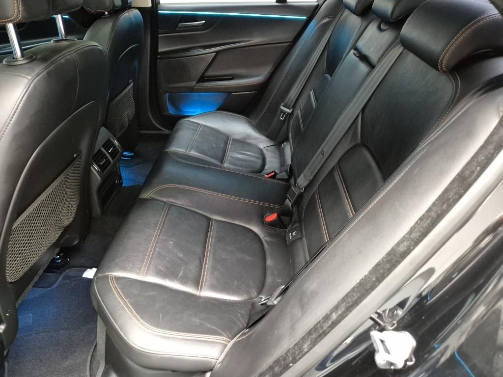 Jaguar XE - Vista 12