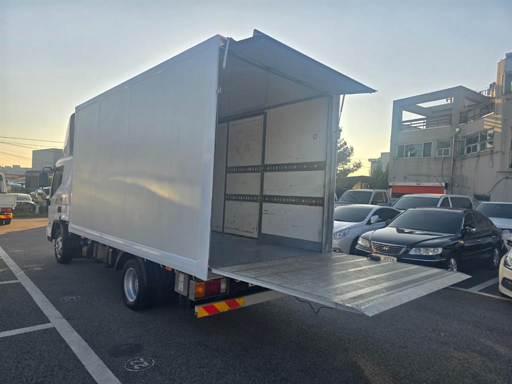 medium and large cargo truck - Vista 9