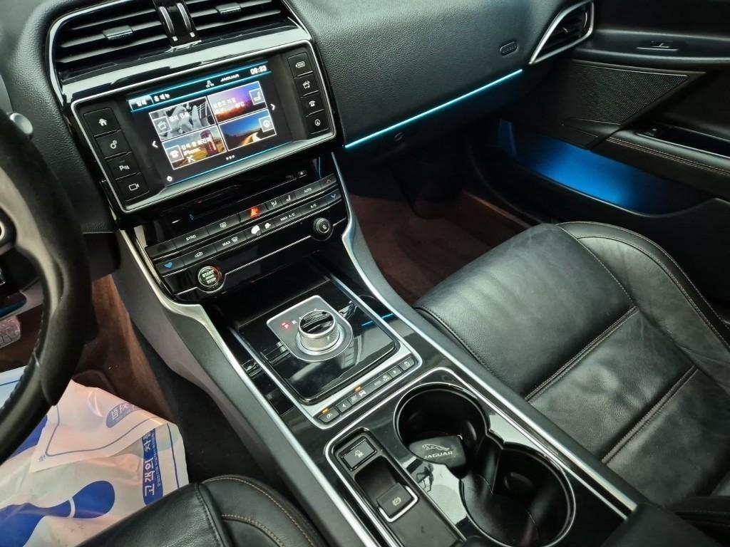 Jaguar XE - Vista 10