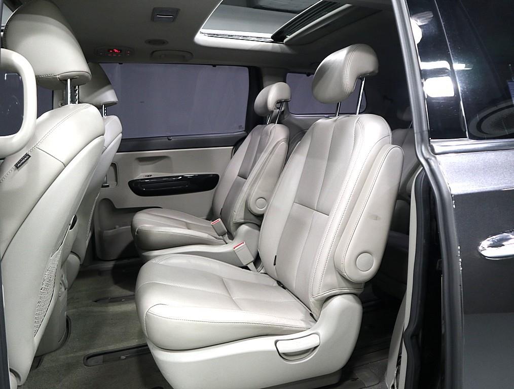 KIA Carnival - Vista 12